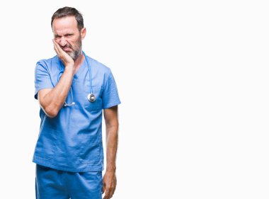 Düşünme izole arka plan bakmaktan Tıbbi üniforma giyen orta yaş ağarmış kıdemli Doktor adam yorgun ve sıkılmış çapraz silah depresyon sorunları ile.