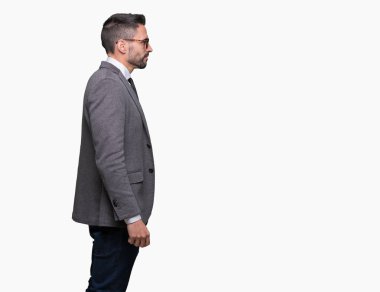 Genç yakışıklı iş adamı izole arka tarafına, seyir üzerinde dinlenmek doğal yüz emin gülümseme ile pozuyla profili.