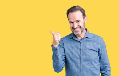 Yakışıklı orta yaş hareketi el ile mutlu yaşasın yapıyor izole arka plan üzerinde zarif komuta sizde. Başarı gösteren kameraya bakarak ifade onaylama.