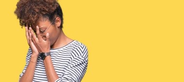 Güzel genç Afro-Amerikan kadın üzerinde gözlük takan arka plan üzgün ifade yüz eller ile ağlayarak süre kapsayan ile izole. Depresyon kavramı.