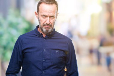 Orta yaş izole arka plan şüpheci ve sinir, papatyanın üzgün sorun nedeniyle ağarmış komuta sizde. Negatif kişi.