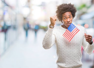 Afro Amerikalı adam bayrak, Amerika Birleşik Devletleri izole arka rahatsız üzerinde ve boşa çıkarmak ile öfke, çılgın ve yükseltilmiş eliyle diye bağıran öfke kavramı bağırarak.