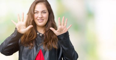 Parmakları ile gösterilen ve yukarı dönük izole arka plan üzerinde bir moda deri ceket giyen boyutu genç kadın artı güzel number ten gülümseyen ise kendinden emin ve mutlu.