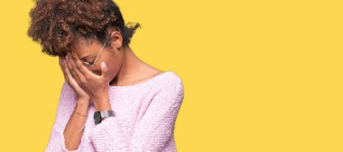 Güzel genç Afro-Amerikan kadın üzerinde gözlük takan arka plan üzgün ifade yüz eller ile ağlayarak süre kapsayan ile izole. Depresyon kavramı.