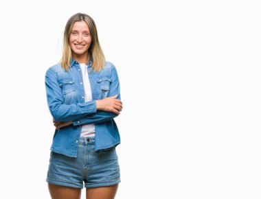 İzole arka plan mutlu yüz çapraz silah kameraya bakarak ile gülümseyen genç güzel kadın. Olumlu bir kişi.