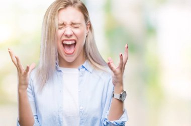 Sarışın genç kadın deli ve silah ile başarı için deli kutluyor izole arka plan üzerinde kaldırdı ve heyecanlı çığlık gözler kapalı. Kazanan kavramı