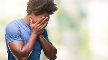 Yüzünü elleriyle ağlayarak süre kapsayan üzgün ifade ile izole arka plan üzerinde Afro Amerikalı adam. Depresyon kavramı.
