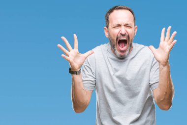 İzole arka plan çılgın ve kızgın bağırarak ve agresif ifade ve silah kaldırdı bağırmaya orta yaş üst düzey ağarmış adam. Hayal kırıklığı kavramı.