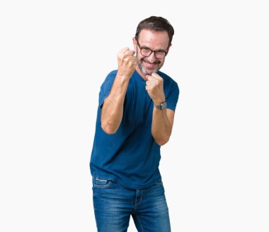 Nedir yakışıklı orta yaş ağarmış komuta sizde gözlük izole arka plan üzerinde yumruk savunma hareketi, kızgın ve üzgün yüz, sorunu korkuyor ile savaşmaya hazır