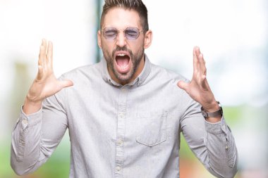 Yakışıklı delikanlı deli ve silah ile başarı için deli kutluyor izole arka plan üzerinde güneş gözlüğü takıyor kaldırdı ve heyecanlı çığlık gözler kapalı. Kazanan kavramı