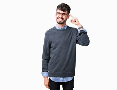 Genç yakışıklı zeki adam gözlük izole üzerinde bir parmak, harika bir fikir ya da düşünce, iyi hafıza ile baş gösteren gülen arka plan