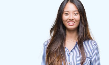 Genç Asyalı kadın yüzünde mutlu ve güzel bir gülümseme ile izole arka plan üzerinde. Şanslı kişi.