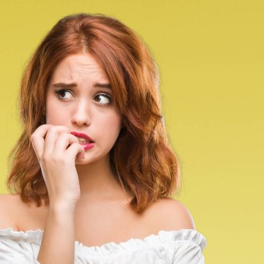 Genç güzel kadın yüzünden stresli ve gergin ile izole arka plan tırnak ısırma dudaklarından eller. Anksiyete sorunu.