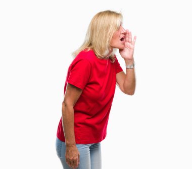 Orta yaş sarışın kadın bağırarak ve ağzı üzerinde el ile yan için çığlık izole arka plan yüzünden. İletişim kavramı.