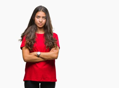 Genç güzel Arap kadın izole arka plan şüpheci ve çapraz kolları olan yüzündeki gergin, onaylamayan ifade yüzünden. Negatif kişi.