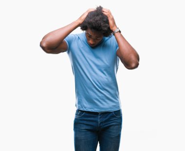 Afro Amerikalı adam çünkü umutsuz ve stresli baş ağrısı acı izole arka plan üzerinde ağrı ve migren. Ellerini kafasına.