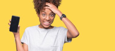 Smartphone ekran başında, el ile vurguladı izole arka plan üzerinde gösterilen genç Afro-Amerikan kadın şok utanç ve sürpriz suratla, öfkeli ve sinirli. Korku ve hata için üzgün.