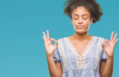 Genç afro Amerikalı kadın izole arka plan üzerinde dinlenmek ve gülümseyen gözlerle parmak ile meditasyon jest yapıyor kapalı. Yoga kavramı.
