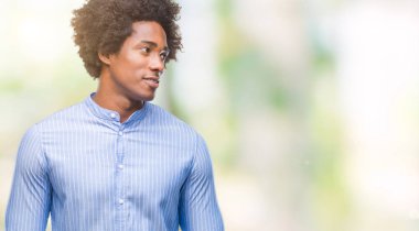 Uzak tarafına yüzünde, doğal ifade gülümseme ile seyir izole arka plan üzerinde Afro Amerikalı adam. Kendine güvenen gülüyor.