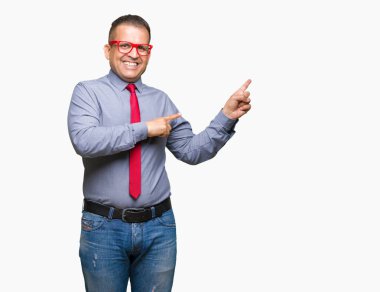 Orta yaş Arap adam gülümseyerek ve iki elleri ve parmakları ile tarafına işaret kamera bakarak izole arka plan üzerinde kırmızı moda gözlük.