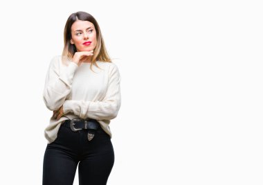 Genç güzel kadın rahat beyaz kazak çene düşünme hakkında soru, dalgın ifade üzerine el ile izole arka plan üzerinde. Düşünceli yüzüyle gülümsüyor. Şüphe kavramı.