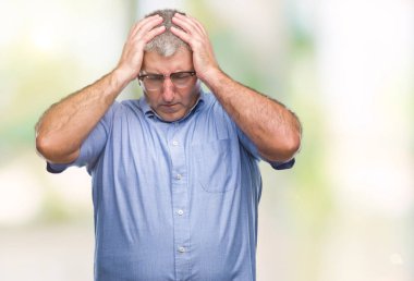 Çünkü çaresiz ve stresli baş ağrısı acı izole arka plan üzerinde gözlük takan yakışıklı komuta sizde ağrı ve migren. Ellerini kafasına.