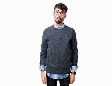 Genç yakışıklı izole arka plan yapma balık yüzüne dudaklı, çılgın ve komik bir jest gözlüklü adam akıllı. Komik ifade.