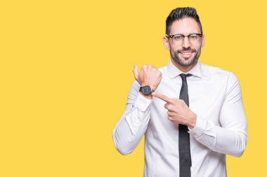 İşaret seyretmek zaman, sabırsızlık, üzgün ve kızgın için son tarih gecikme için acele arka plan üzerinde gözlük takan genç yakışıklı iş adamı izole