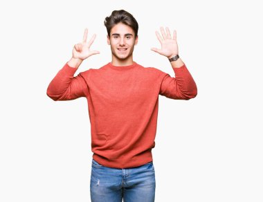 Yakışıklı delikanlı gösterilen ve parmakları ile işaret izole arka plan üzerinde kendinden emin ve mutlu gülümseyerek süre sekiz numara.