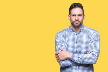 Yakışıklı delikanlı izole arka plan şüpheci ve sinir, onaylamayan ifade yüz çapraz kolları üzerinde. Negatif kişi.