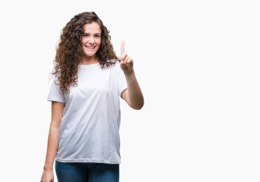 Ve parmak gülümseyen süre bir numara ile kendinden emin ve mutlu yukarıyı gösteren izole arka plan üzerinde rahat t-shirt giyen güzel esmer kıvırcık saçlı Genç kız.