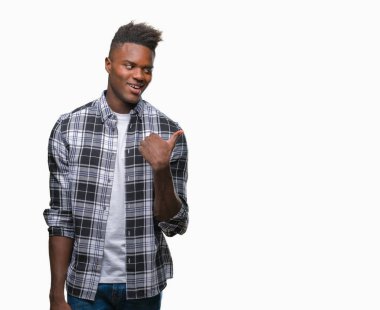 Genç Afro-Amerikan adam arıyor ve başparmak yanında yukarıyı mutlu yüz ile gülümseyen izole arka plan üzerinde.