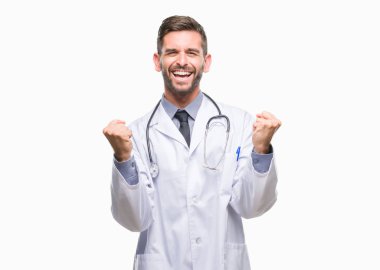 Gülümseyen ve başarı için çığlık genç yakışıklı doktor yalıtılmış arka plan çok mutlu ve heyecanlı kaldırdı, silah ile kazanan jest yapıyor adam. Kutlama kavramı.