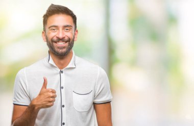 Hareketi el ile mutlu yaşasın yapıyor izole arka plan yetişkin İspanyol adam. Kameraya bakarak başarı gösteren ile ifade onaylama.