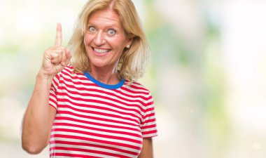 Orta yaş sarışın kadın başarılı fikirle parmağı yukarıyı izole arka plan yüzünden. Çıktıktan ve mutlu. Bir numara.