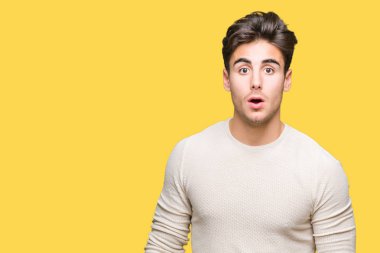 Genç yakışıklı adam korkuyor ve şok sürpriz ifade ile izole arka plan üzerinde korku ve yüz heyecanlı.