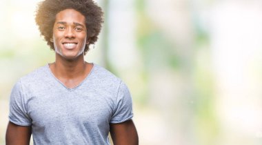 Yüzünde mutlu ve güzel bir gülümseme ile izole arka plan üzerinde Afro Amerikalı adam. Şanslı kişi.
