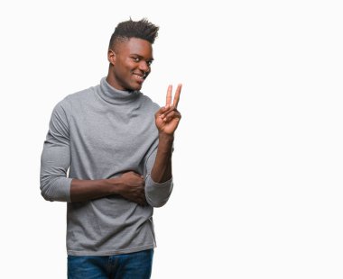 Afrikalı-Amerikalı genç mutlu yüz zafer işareti yaparken kameraya göz kırpıyor ile gülümseyen izole arka plan üzerinde. İki numaralı.
