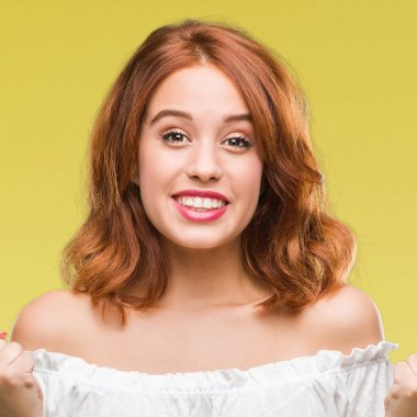 İzole arka plan kutlama üzerinde genç güzel kadın şaşırttı ve başarı için kaldırdı kollarını açarak hayret ve gözleri açık. Kazanan kavramı.