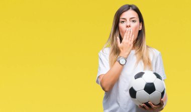 Sessizlik, gizli kavramı izole arka kapak ağız için hata, ifade korku, utanç ile şok el ile üzerinden futbol topu tutan genç güzel kadın korkuttu