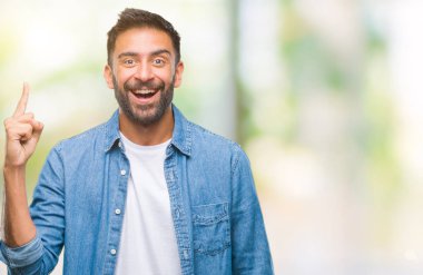 Başarılı fikirle parmağı yukarıyı izole arka plan yetişkin İspanyol adam. Çıktıktan ve mutlu. Bir numara.