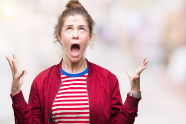 Kızgın ve silah ile başarı için deli kutluyor izole arka plan üzerinde bir ceket giyen genç kız kaldırdı ve heyecanlı çığlık gözleri kapalı güzel esmer kıvırcık saçlı. Kazanan kavramı