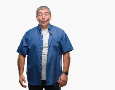 Üst düzey yakışıklı izole arka plan yapma balık yüzüne dudaklı, çılgın ve komik bir jest. Komik ifade.