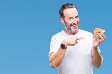 Orta yaş ağarmış komuta sizde yemek pizza dilim izole arka el ve parmak ile işaret çok mutlu üzerinde