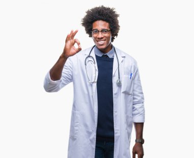 İzole arka plan el ve parmaklar ok işaretiyle yapıyor olumlu gülümseyen üzerinde Afro Amerikalı doktor adam. Başarılı ifade.