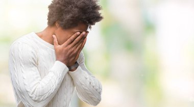 Yüzünü elleriyle ağlayarak süre kapsayan üzgün ifade ile izole arka plan üzerinde Afro Amerikalı adam. Depresyon kavramı.