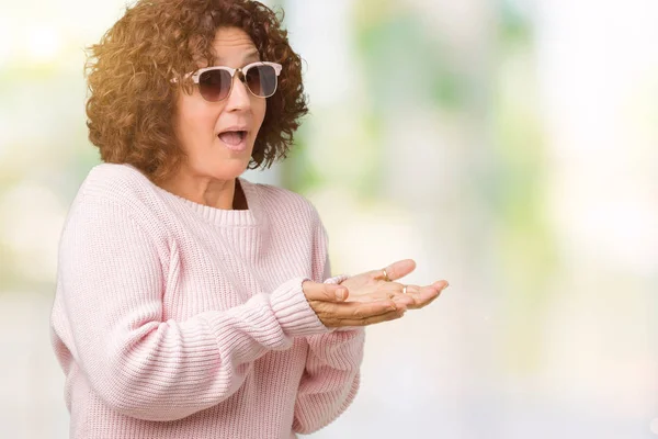 Hermosa Mujer Mediana Edad Ager Vistiendo Suéter Rosa Gafas Sol — Foto de Stock