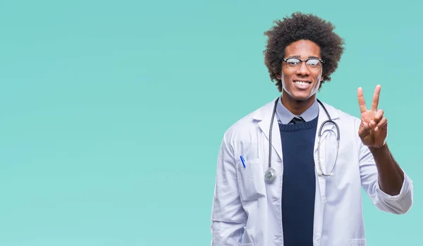 美国黑人医生在孤立的背景显示和指向两个手指 而微笑着自信和快乐 — 图库照片