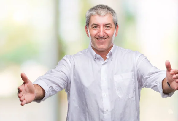 Bonito Homem Idoso Sobre Fundo Isolado Olhando Para Câmera Sorrindo — Fotografia de Stock