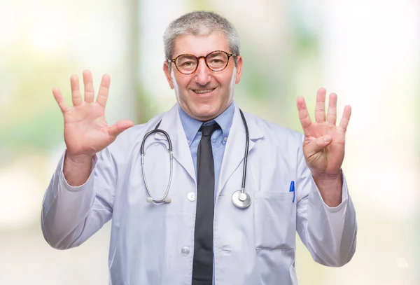 英俊的资深医生在孤立的背景显示和指向用手指数 同时微笑自信和快乐 — 图库照片